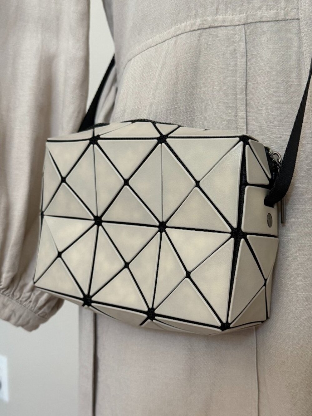 Geometric Triangle Crossbody Bag White Black Origami Style Zip Purse